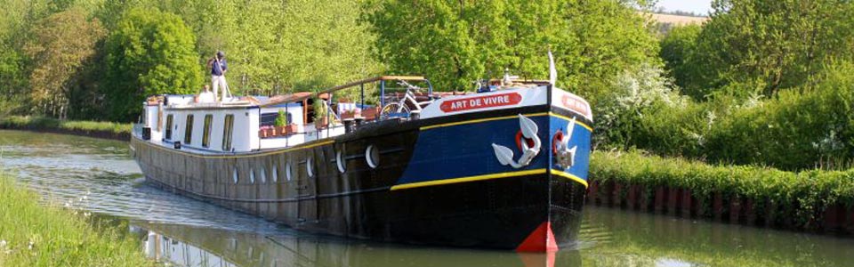 El Art de Vivre navegando por el gentil Canal de Nivernais (Francia) CRUCEROS FLUVIALES FRANCIA L ART DE VIVRE CANAL NIVERNAIS OFERTA DESCUENTOS EUROPEAN WATERWAYS CRUCERO DE LUJO CANALES DE FRANCIA BORGOÑA BOURGOGNE HOTEL BARGE ART DE VIVRE ELEGANTES CANALES DE FRANCE